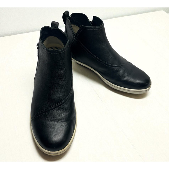 Taos Bootsie High Top Black Leather Sneakers Women's Size 10 Zip Up Round Toe - Picture 1 of 10